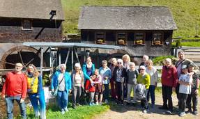 Wandergruppe vor einer alten Mühle