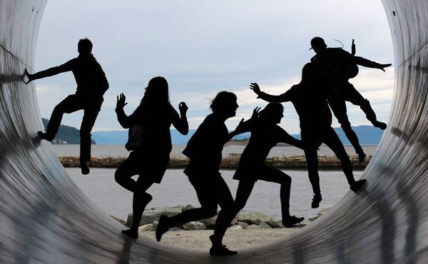 Freunde springen in Tunnel herum